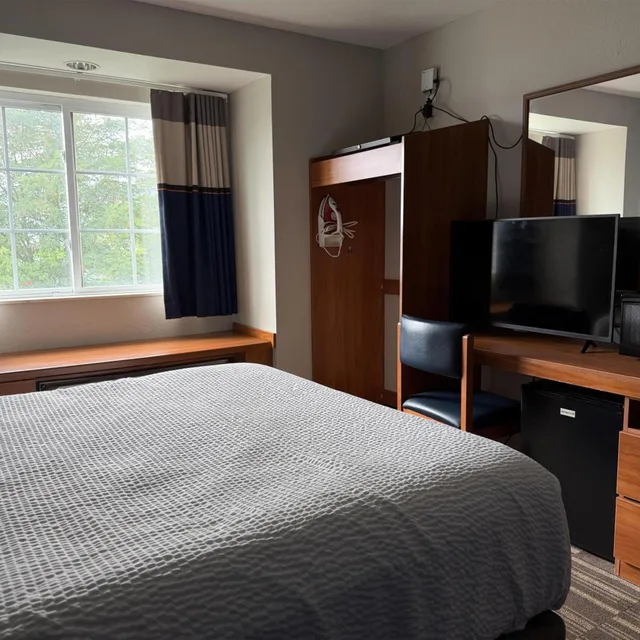 غرفة بسرير كوين يُسمح فيها بالحيوانات الأليفة، Microtel Inn & Suites Huntsville 2/4