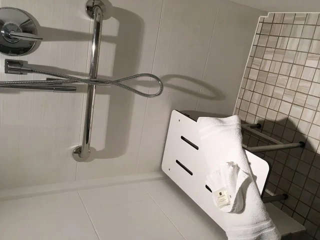 Suite, King Bed, Accessible, Crowne Plaza Ventura Beach 5/10