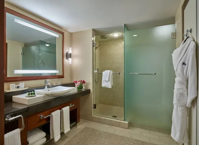 1 Bedroom, Suite, Queen Bed, Accessible, Battery Wharf Hotel Boston Waterfront 2/2