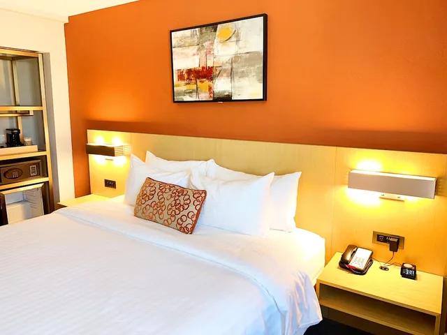غرفة بسرير كينج بحوض استحمام لذوي الإعاقة، Lincoln Hotel Monterey Park Los Angeles 6/10