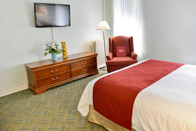 غرفة بسرير كوين، Penn Wells Historic Hotel 1/2
