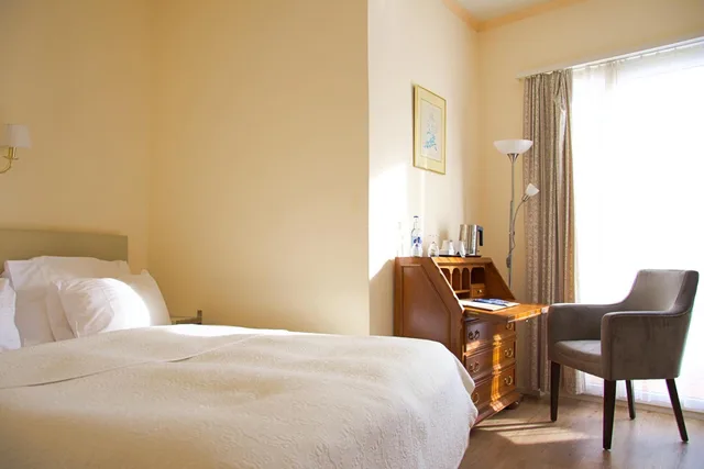 غرفة كلاسيكية بإطلالة على الجبل بشرفة، Silberhorn Hotel 1/3