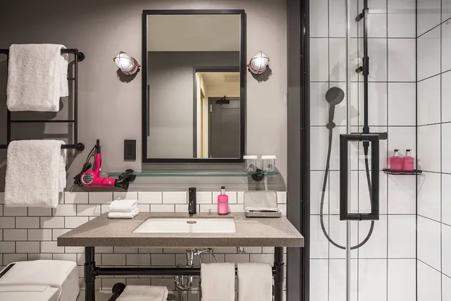غرفة بسرير كوين، Moxy Osaka Honmachi 3/3
