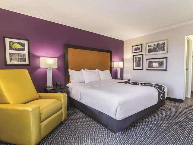 غرفة بسرير كينج، La Quinta Inn & Suites by Wyndham Miami Airport East 4/6