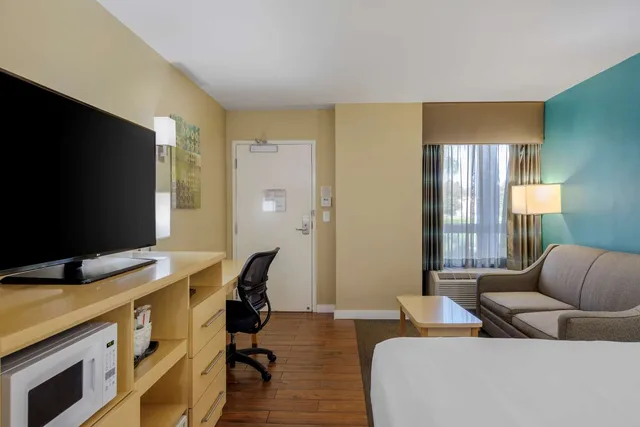 Room, King Bed, Courtyard View, Best Western Plus South Coast Inn 3/9
