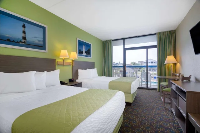 غرفة قياسية بسريرين مزدوجين بإطلالة على المسبح، Travelodge by Wyndham Outer Banks/Kill Devil Hills 3/6