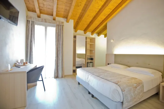 جناح بسرير كينج وفرشتي فوتون، Lago Di Como 1/2