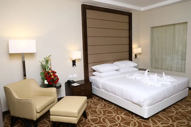 Executive, Queen Bed, Y N Hotels 3/3