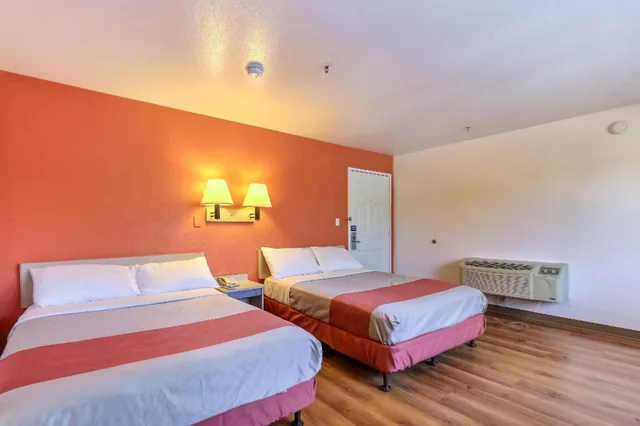 غرفة بسريرين كوين، Motel6 Pinole, CA 6/10