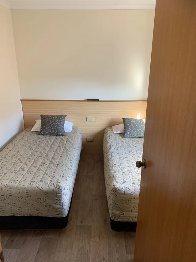 غرفة عائلية ثلاثية بسرير كوين وسريرين فرديين، Tanjil Motor Inn 1/3