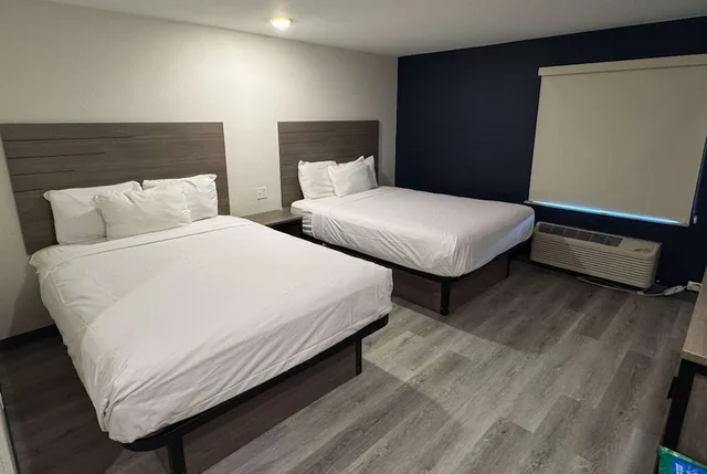 Efficiency, 2 Queen Beds، Baymont by Wyndham Dickinson 1/3