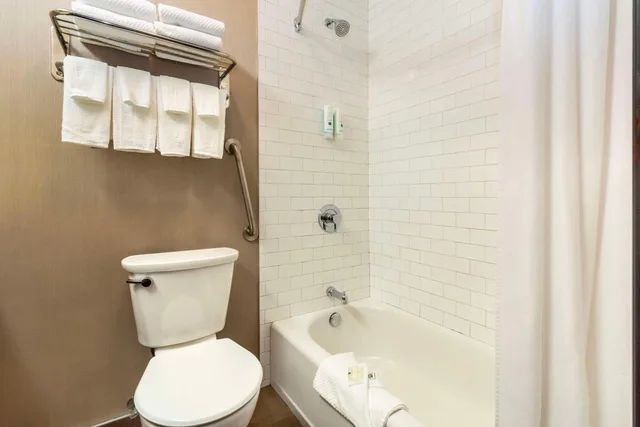 غرفة بسرير كينج وسريرين كوين، Quality Inn Waddling Dog Saanichton 7/8