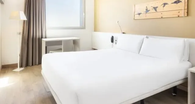 غرفة قياسية بسرير مزدوج، B&B HOTEL Barcelona Viladecans 1/2