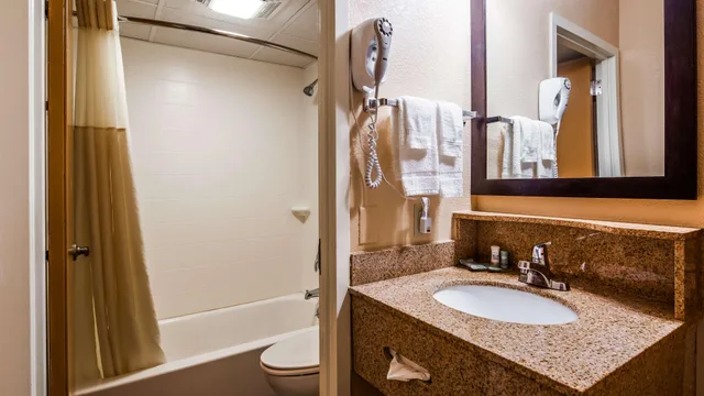 غرفة قياسية رباعية، Best Western Cape Cod Hotel 2/2