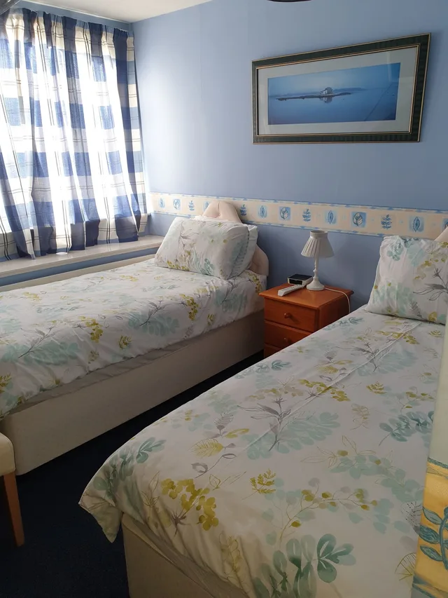 Room, Twin Beds, The Sands 1/6