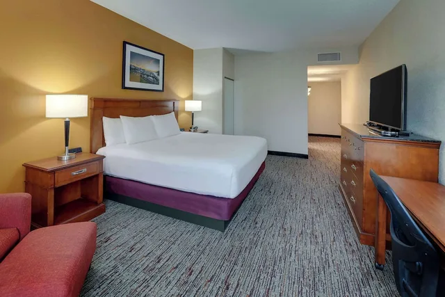 غرفة بسرير كينج بجاكوزي في طابق مرتفع، Drury Inn & Suites Charlotte Northlake 2/5