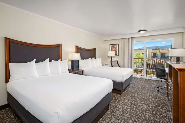 غرفة بسريرين كوين بإطلالة على المسبح، Best Western Plus Royal Oak Hotel 1/3