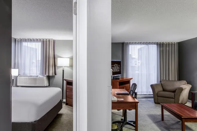 جناح بسرير كينج مع أريكة، Hotel Faubourg Montreal 1/4
