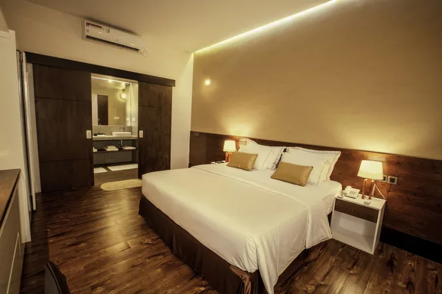 Deluxe, King Bed, Courtyard View, Sevana City Hotel Kandy 2/3