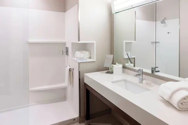 غرفة بسريرين كوين مع أريكة، Courtyard by Marriott Houston North/Shenandoah 2/4