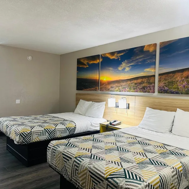 جناح بسرير كينج وسريرين مزدوجين بغرفتي نوم، Days Inn by Wyndham Kansas City Northeast 1/9