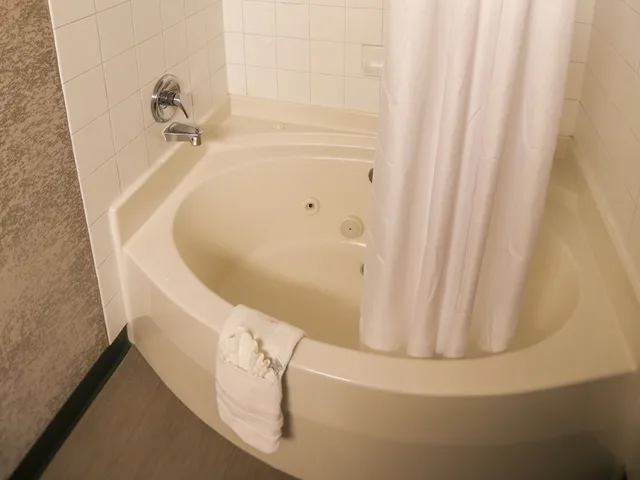 غرفة بريميوم بسرير كينج بحوض جاكوزي، Days Inn Calgary Airport 3/3