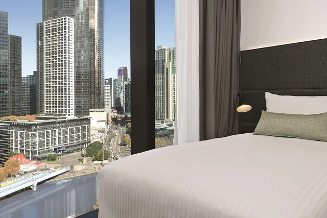 غرفة ركنية بسرير كوين بإطلالة على النهر، Vibe Hotel Melbourne 3/5