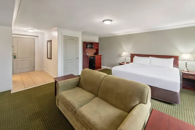 غرفة قياسية بسرير كينج، Quality Inn & Suites Whitecourt 2/8