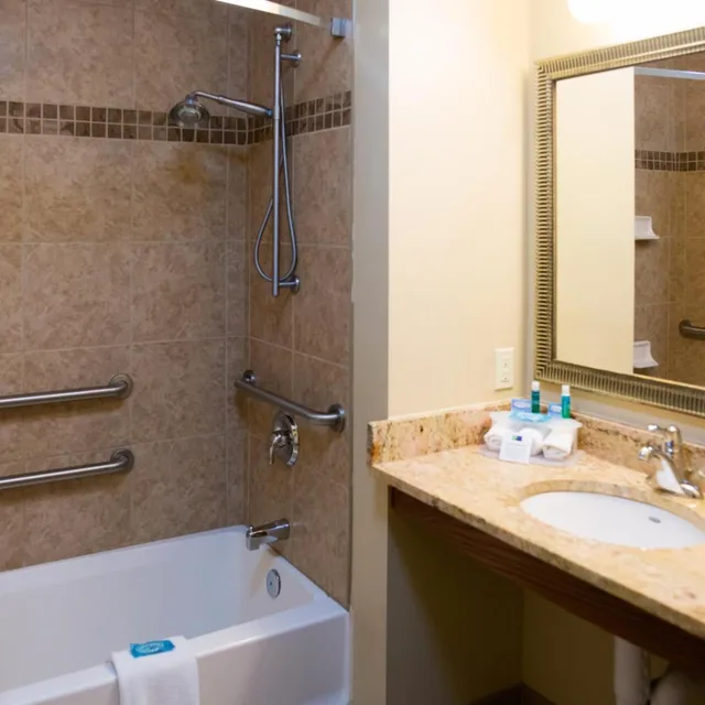 غرفة قياسية بسريرين كوين بحوض استحمام لذوي الإعاقة، Holiday Inn Express Devils Lake 9/10