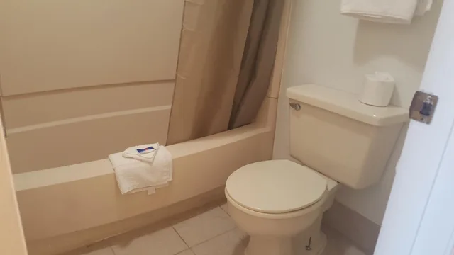 Room, Quadruple, Motel6 Columbus, OH - OSU 8/10