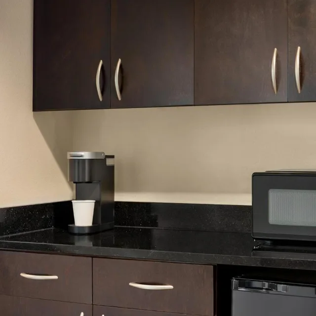 غرفة قياسية بسرير كينج وسرير كوين، Holiday Inn Express Suites Colorado Springs Central 6/6