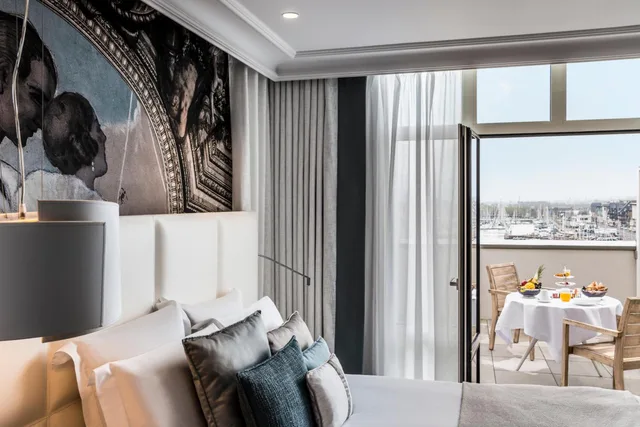 غرفة كلاسيكية بسرير كينج وسرير كوين بشرفة، Cures Marines Hotel Thalasso & Spa Trouville - MGallery Collection 2/7