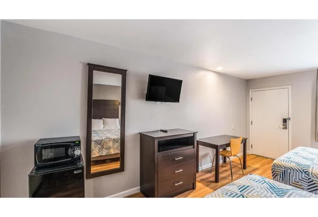 2 Queen Beds Non-Smoking, Micfridge، Motel6 Dallas, TX 7/9