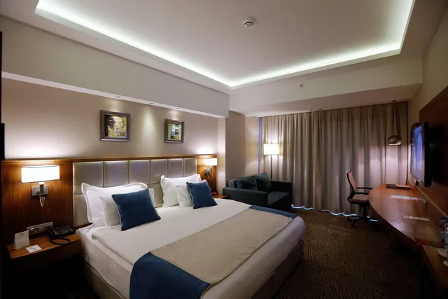 غرفة ديلوكس بسرير كينج مع أريكة بحوض استحمام للمدخنين، Karsiyaka Convention & Spa Hotel 2/5