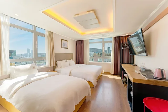 غرفة ديلوكس عائلية بسريرين منفصلين وسرير مزدوج وسرير فردي بإطلالة على المدينة، Central Park Hotel Busan 7/10