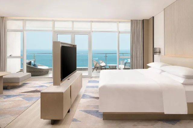 Ocean, Studio, Suite, King Bed, Balcony، Sheraton Beihai Resort 2/3