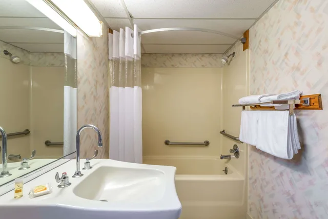 غرفة بسريرين مزدوجين يُسمح فيها بالحيوانات الأليفة للمدخنين لذوي الإعاقة، Days Inn By Wyndham Vineland 6/7