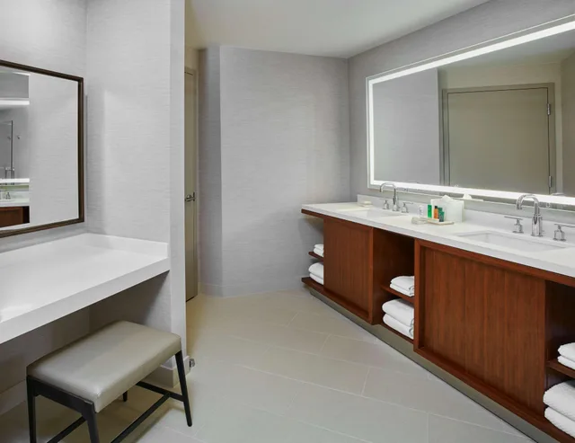 جناح بريميوم بسرير كينج بإطلالة على المدينة بغرفة نوم واحدة لذوي الإعاقة، Hilton West Palm Beach 4/4