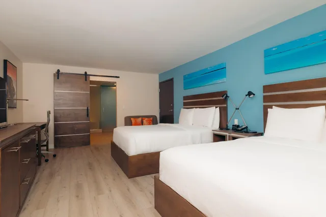 Suite, 2 Queen Beds, Bathtub, The Cove Hotel, Ascend Hotel Collection 4/10