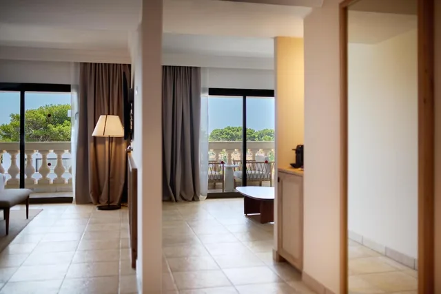 جناح بسرير كينج بغرفة نوم واحدة مع أريكة، Sarena de Muro Resort Mallorca part of Destination by Hyatt 9/10