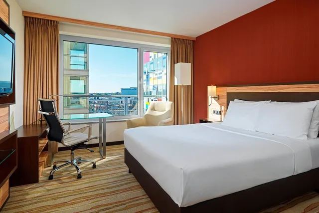 غرفة قياسية بسرير كوين، Courtyard By Marriott Dusseldorf Hafen 2/5