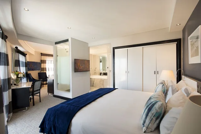 Junior Suite, Studio, King Bed, The Commodore Hotel 3/8