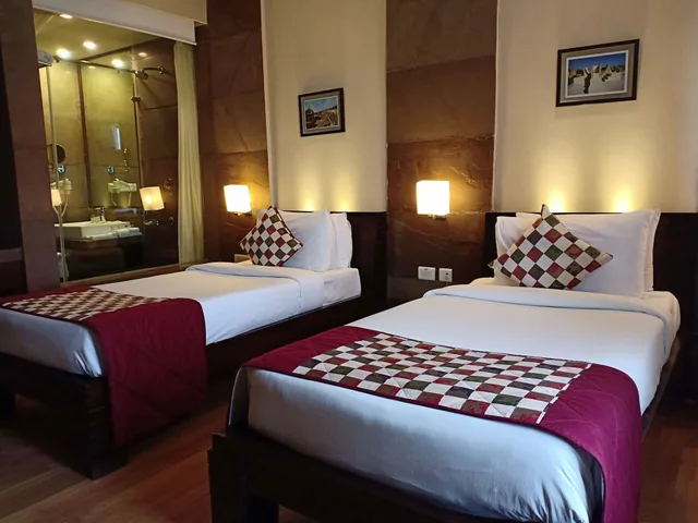 غرفة ديلوكس بسريرين منفصلين، Ramada by Wyndham Ajmer 3/8