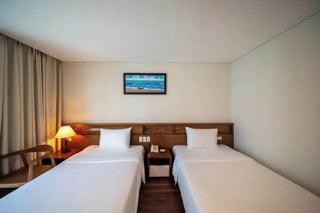 غرفة ديلوكس بسريرين منفصلين بإطلالة جزئية على البحر، Tamarind Hotel Da Nang 6/10