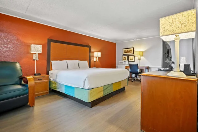 غرفة بسرير كينج لذوي الإعاقة، La Quinta Inn by Wyndham Costa Mesa / Newport Beach 4/10