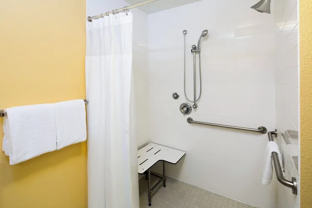 غرفة بسرير كوين مع أريكة، Fairfield Inn Suites San Antonio Airport North Star Mall 4/4