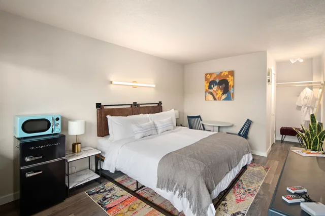 غرفة قياسية بسرير كينج، Manor Lodge Motel 2/5