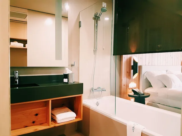 غرفة قياسية بسرير كوين بإطلالة على البحر بشرفة، Pedras Do Mar Resort & Spa 5/5