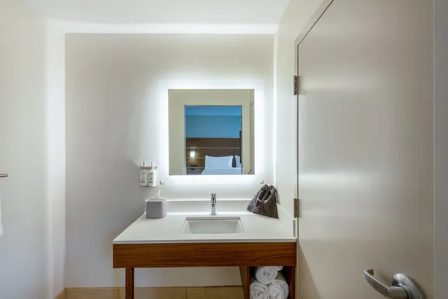 جناح بسرير كينج مع أريكة، Holiday Inn Express Cleveland-Vermilion 4/4