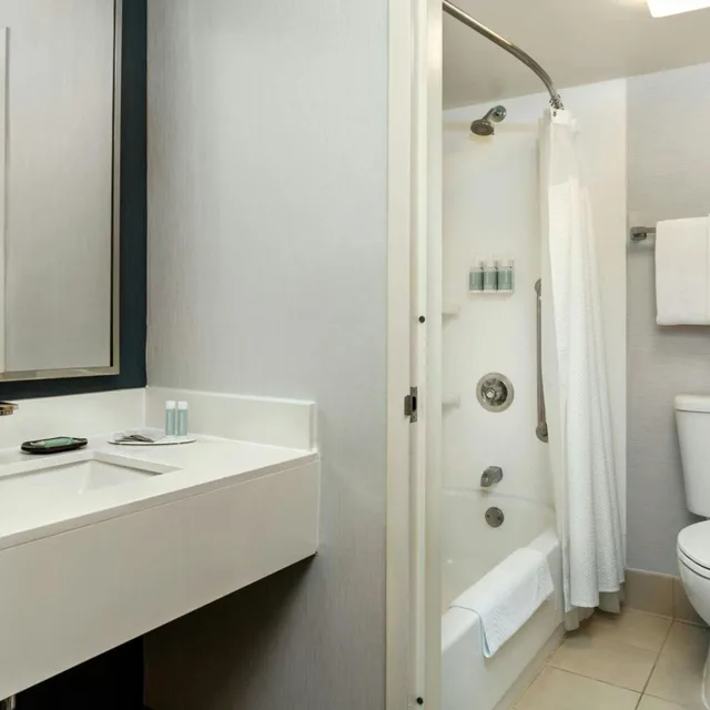 غرفة بسريرين كوين بحوض استحمام لذوي الإعاقة، Courtyard by Marriott Sacramento Airport Natomas 6/6